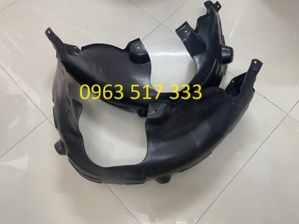 Lòng dè sau nhựa Kia Carens